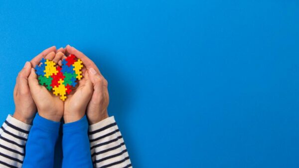 Dificuldades sociais, sensibilidade sensorial e necessidade de rotina podem ser sinais de autismo na vida adulta