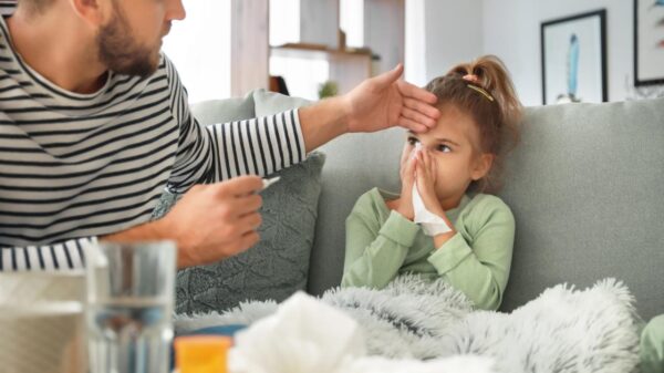 Dor de garganta pode estar relacionada a alergias, refluxo, ar seco e outras condições além da gripe