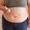 Imagem de uma pessoa aplicando Mounjaro na barriga