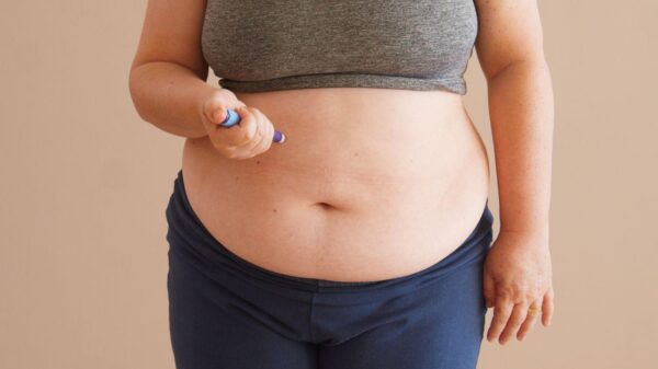 Imagem de uma pessoa aplicando Mounjaro na barriga
