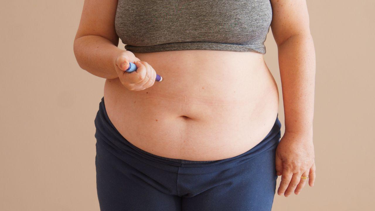 Imagem de uma pessoa aplicando Mounjaro na barriga