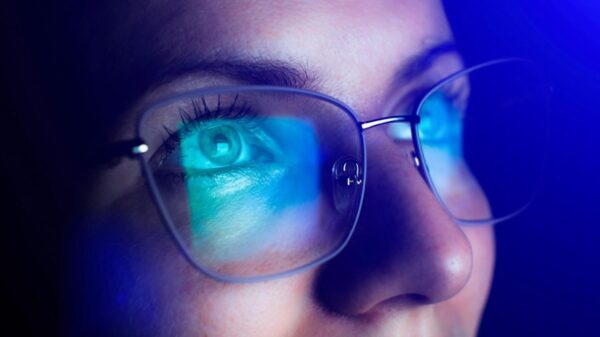 Excesso de tela faz os olhos arderem? Entenda o que acontece