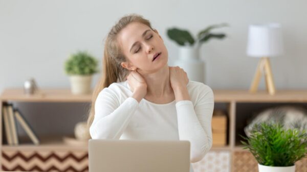 Fazer pausas regulares e cuidar da postura são medidas que ajudam a prevenir dores nas costas durante o trabalho