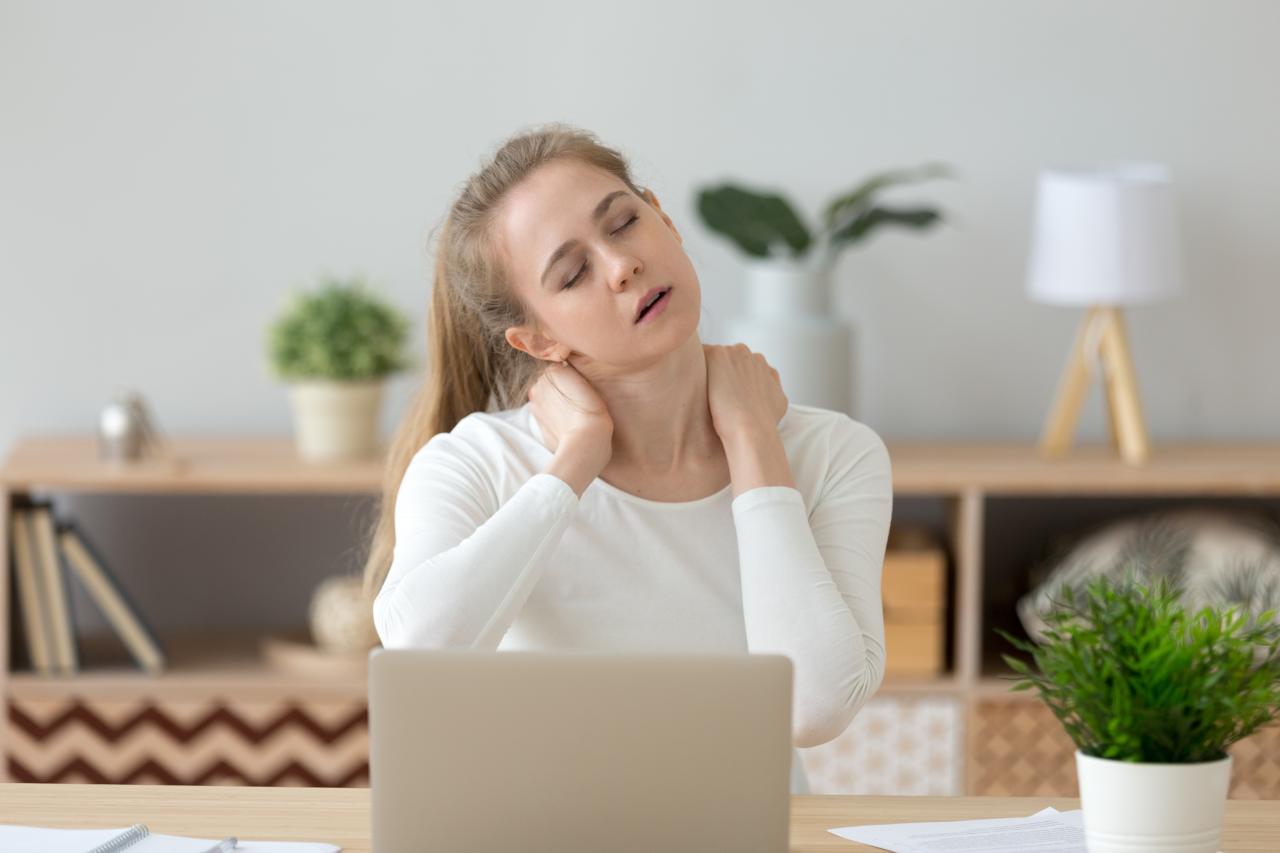Fazer pausas regulares e cuidar da postura são medidas que ajudam a prevenir dores nas costas durante o trabalho