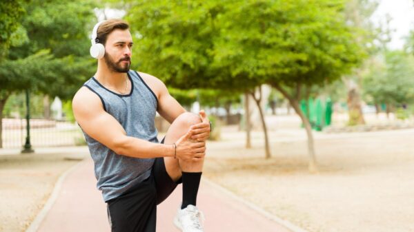 Homem se alongando parra corrida