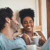 O chá de erva-cidreira é uma das bebidas mais populares entre quem busca relaxamento e bem-estar