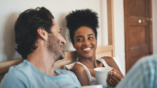 O chá de erva-cidreira é uma das bebidas mais populares entre quem busca relaxamento e bem-estar