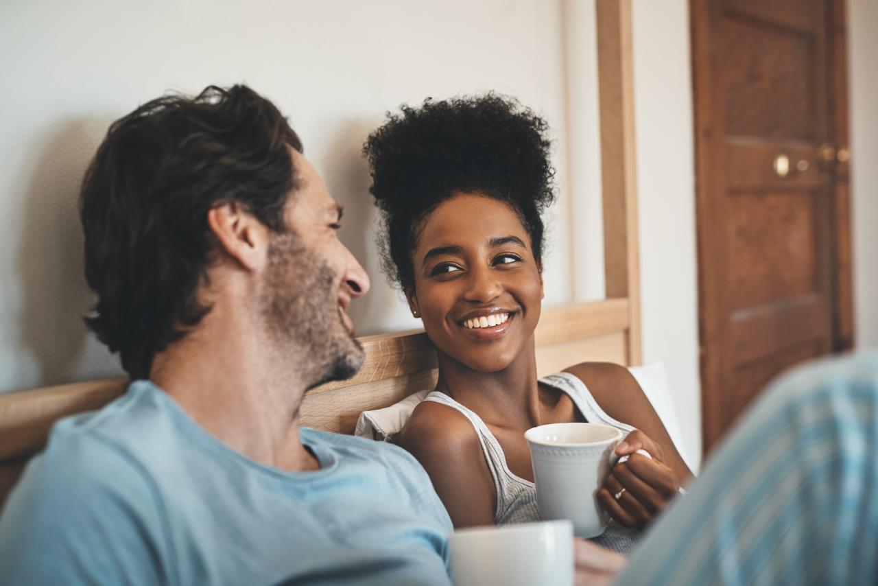 O chá de erva-cidreira é uma das bebidas mais populares entre quem busca relaxamento e bem-estar