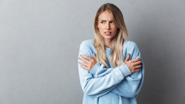 Os arrepios nem sempre estão ligados ao frio e podem surgir por motivos emocionais ou fisiológicos