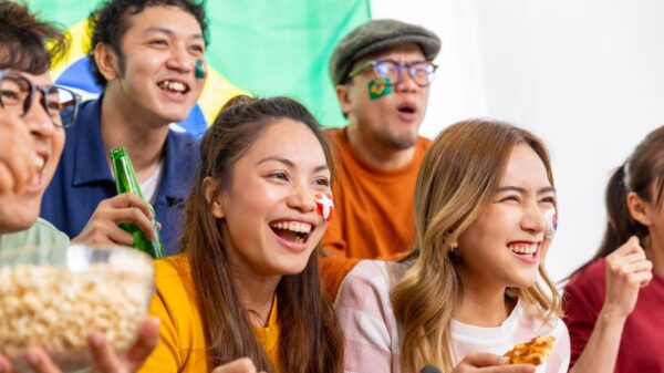 Imagem de um grupo assistindo jogo da Copa e torcendo
