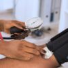 Pressão alta após os 60? Veja 7 hábitos que podem fazer toda a diferença