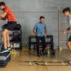 Imagem de pessoas fazendo um circuito de exercícios