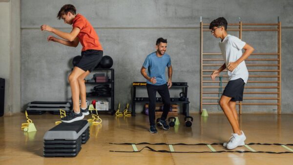 Imagem de pessoas fazendo um circuito de exercícios