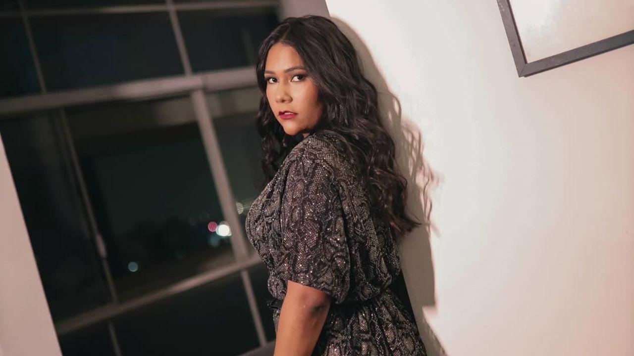 Chaiany do BBB. Mulher negra, cabelo liso, ela está de lado olhando para a câmera.