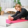 Foto mostra mulher fazendo exercício para o abdômen.
