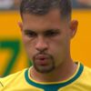 Foto mostra o jogador Bruno Guimarães durante a partida.