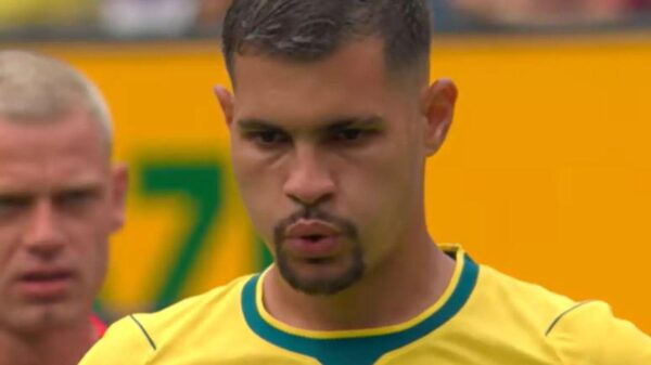Foto mostra o jogador Bruno Guimarães durante a partida.