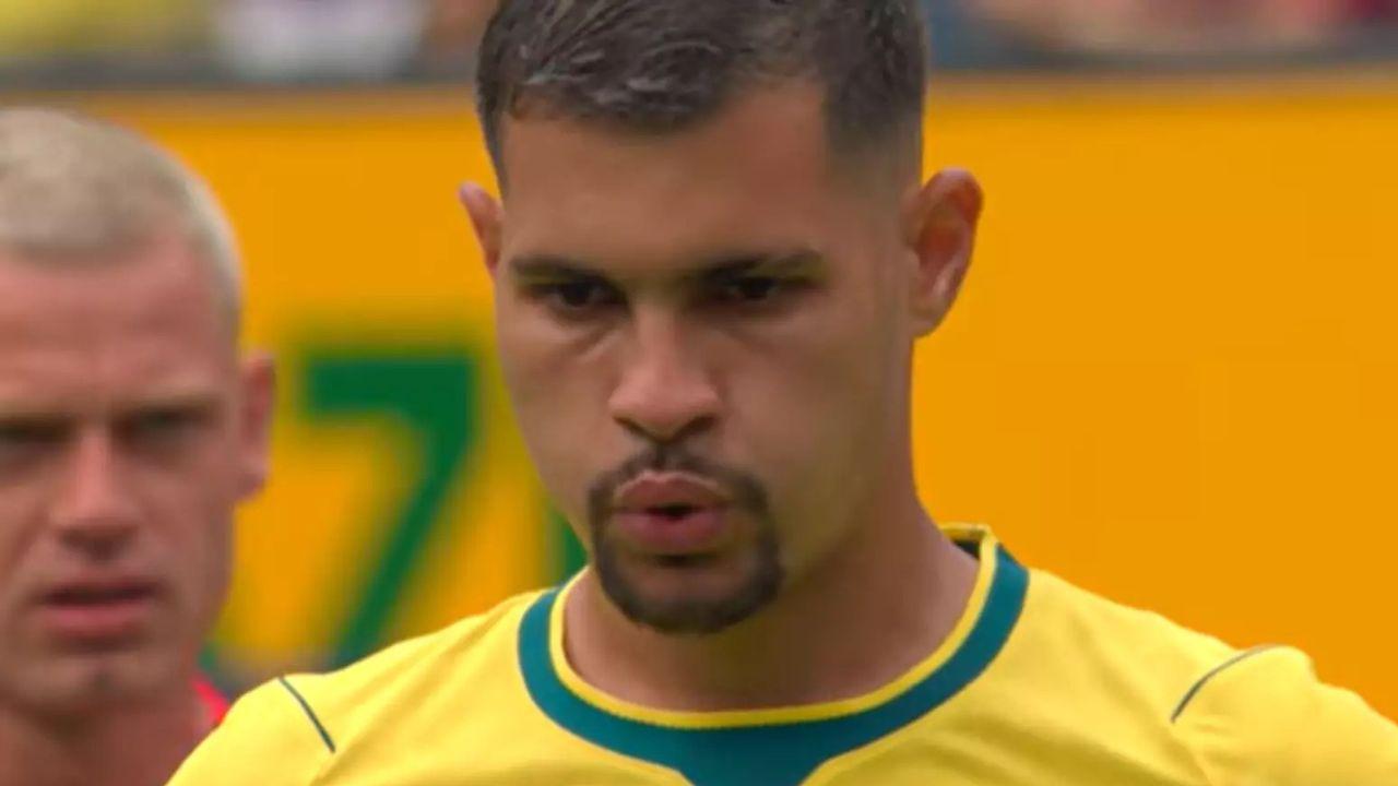Foto mostra o jogador Bruno Guimarães durante a partida.