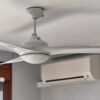 Foto mostra um ventilador branco de teto parado.