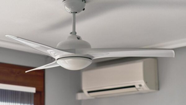 Foto mostra um ventilador branco de teto parado.