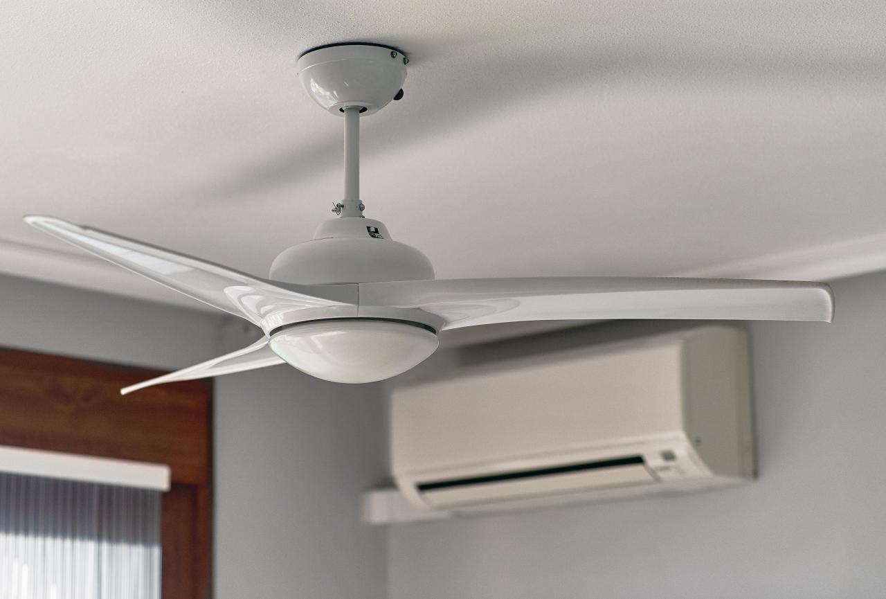 Foto mostra um ventilador branco de teto parado.
