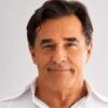 Ator Luciano Szafir. Homem branco, cabelo castanho curto, usando camisa branca.