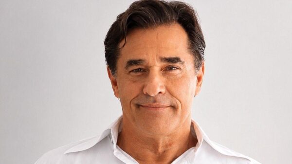 Ator Luciano Szafir. Homem branco, cabelo castanho curto, usando camisa branca.