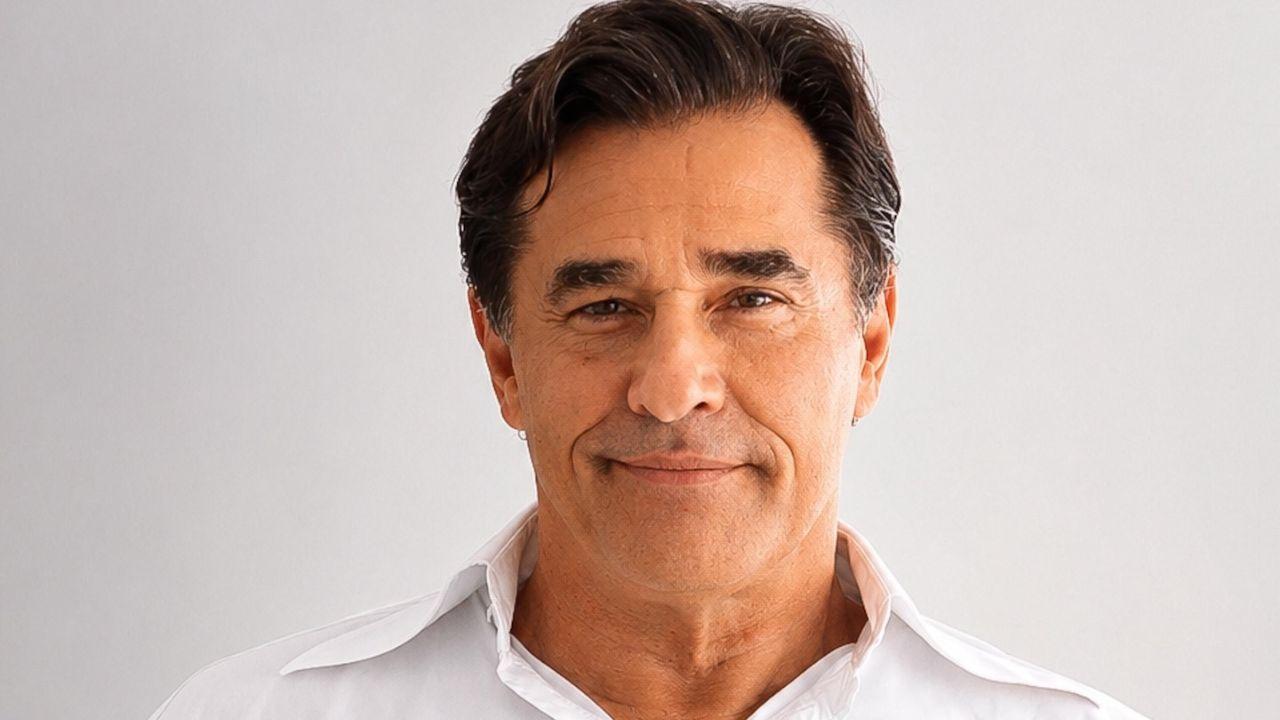 Ator Luciano Szafir. Homem branco, cabelo castanho curto, usando camisa branca.