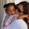 Foto mostra Bruna Biancardi com a filha Mavie no colo e dando um beijo no rosto da criança.