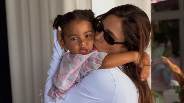 Foto mostra Bruna Biancardi com a filha Mavie no colo e dando um beijo no rosto da criança.