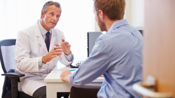 Foto mostra paciente homem durante consulta médica.