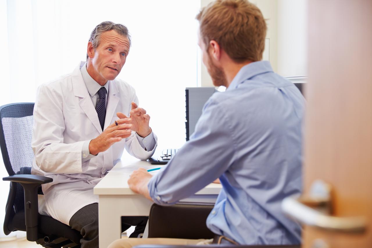 Foto mostra paciente homem durante consulta médica.