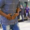 A localização da dor abdominal pode ajudar a identificar a causa, mas o diagnóstico deve ser feito por um profissional de saúde
