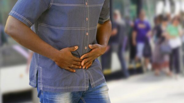 A localização da dor abdominal pode ajudar a identificar a causa, mas o diagnóstico deve ser feito por um profissional de saúde