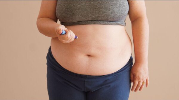 Imagem de uma pessoa aplicando caneta emagrecedora na barriga