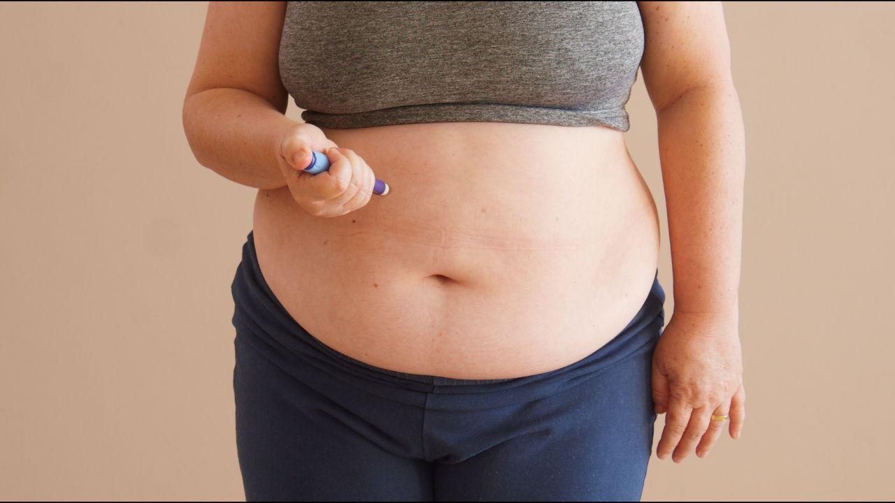 Imagem de uma pessoa aplicando caneta emagrecedora na barriga