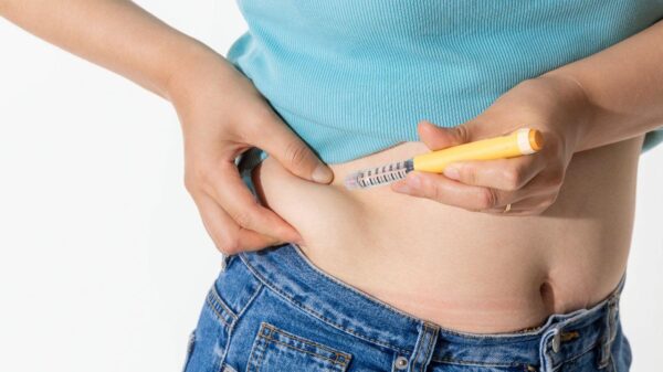 Imagem de uma pessoa aplicando caneta na barriga