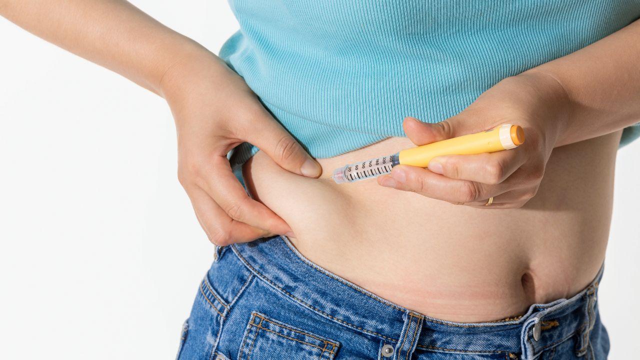 Imagem de uma pessoa aplicando caneta na barriga