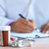Como nasce um medicamento? Veja as 4 etapas da fábrica às farmácias