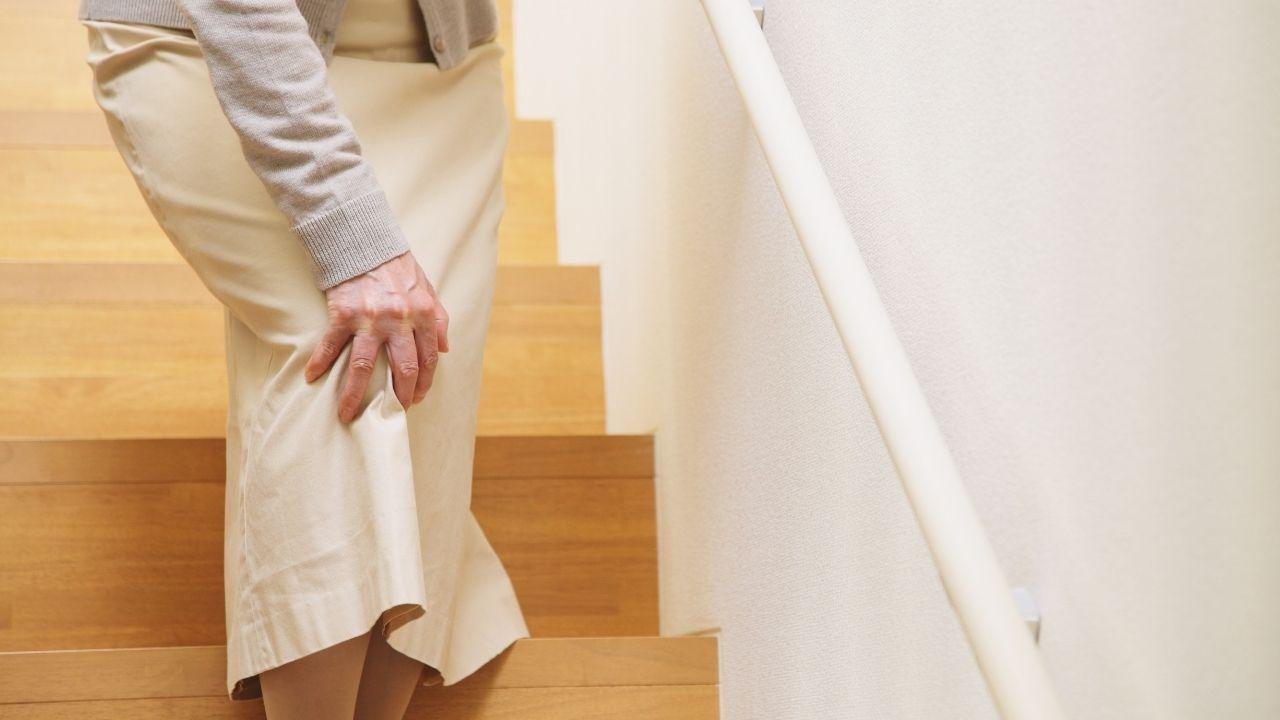 Dor no joelho ao subir escadas? Veja quando isso é sinal de problema sério