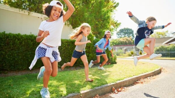 Férias escolares: como proteger crianças dos perigos invisíveis em casa
