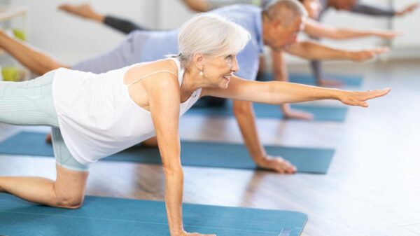 idosos fazendo yoga
