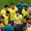 Imagem da Seleção Brasileira em roda na pausa para hidratação