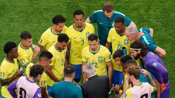 Imagem da Seleção Brasileira em roda na pausa para hidratação
