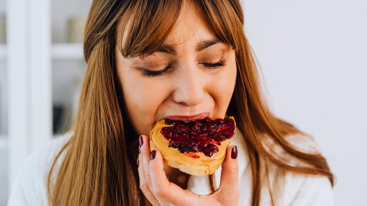 O que evitar comer depois das 22h? Veja os alimentos que atrapalham a saúde