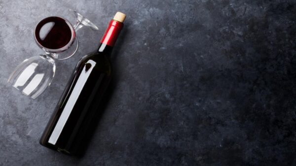 O vinho contém compostos antioxidantes, mas seu consumo deve ser moderado para evitar prejuízos à saúde