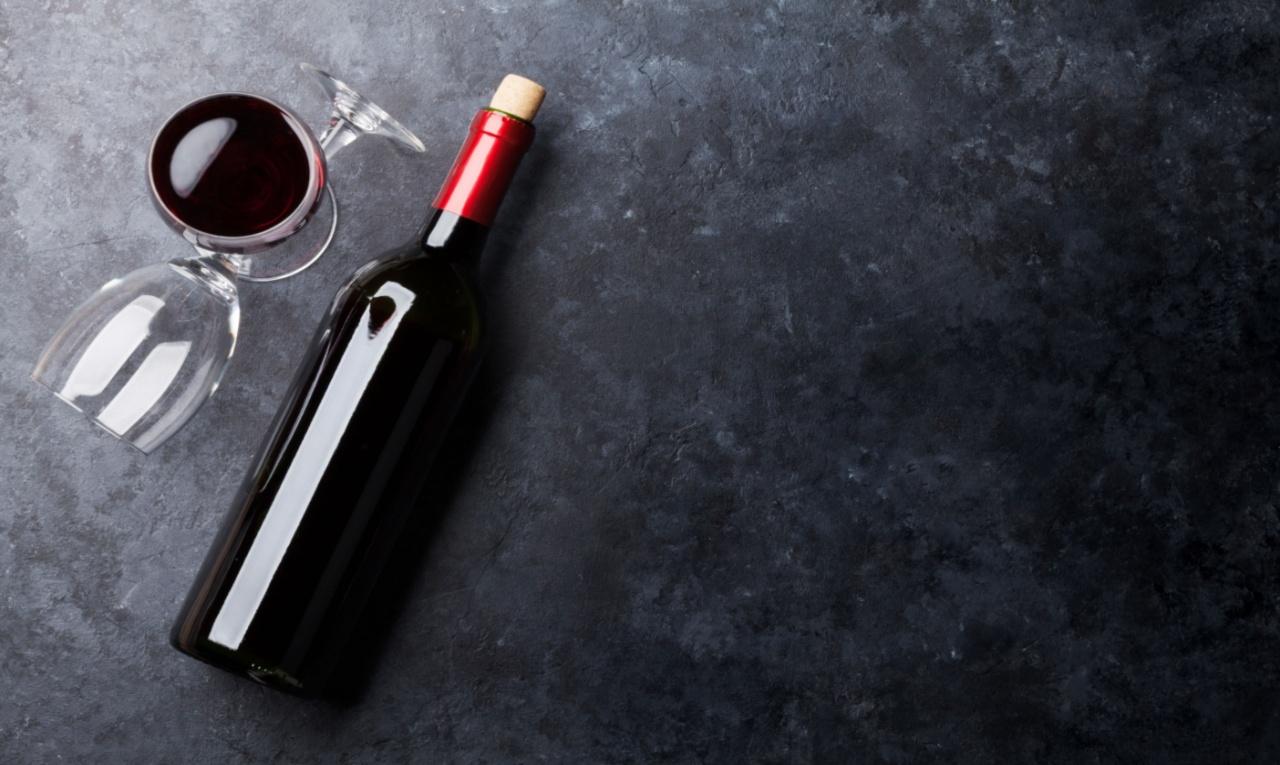 O vinho contém compostos antioxidantes, mas seu consumo deve ser moderado para evitar prejuízos à saúde