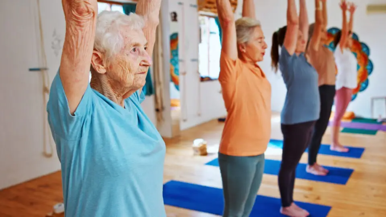 Pilates e hidroginástica são opções de baixo impacto que ajudam a preservar a força, o equilíbrio e a mobilidade após os 60 anos