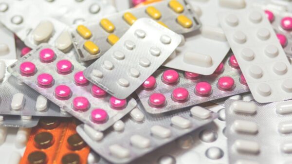 Qual medicamento usar para dor, febre e congestão nasal?