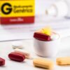 Imagem de vários comprimidos de diferentes cores em uma mesa